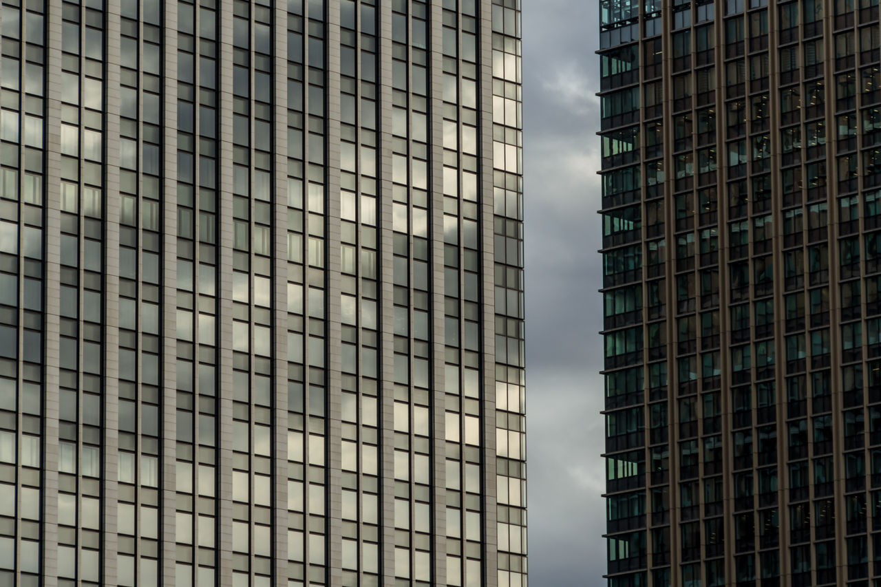 冬の東京大手町　高層ビルの窓と空