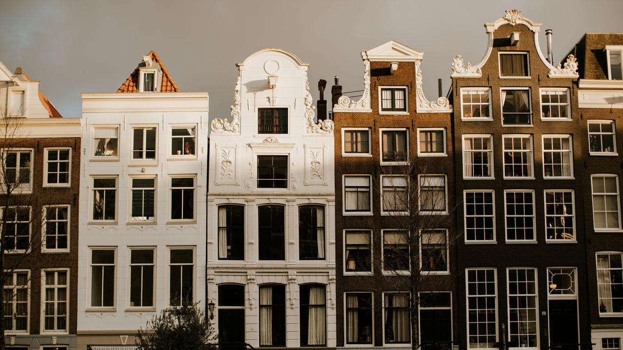 Amsterdam et son architecture dans la lumière